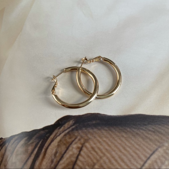 Monday Hoops — Gold - Picture 3 of 6